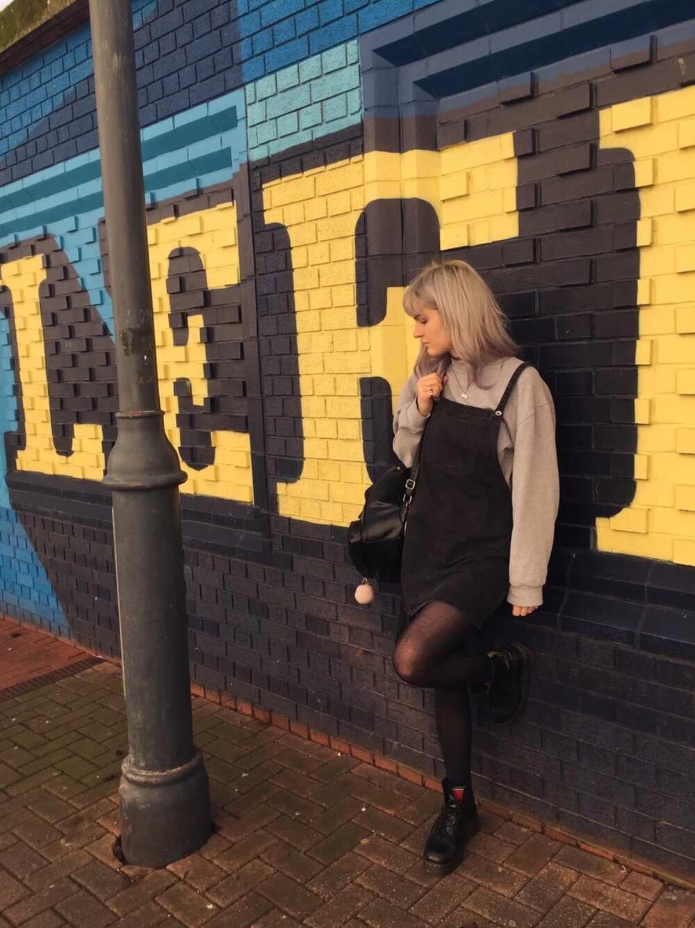 「銀髪、ハイトーンカラー、Leeds、春コーデ、イギリス、pinafore、カジュアル」｜「New lookのアイテム（ジャンパースカート、ブラック系）」を使った、Amy (エイミー)さん（レディース・168cm）の春コーディネートの1枚目の写真