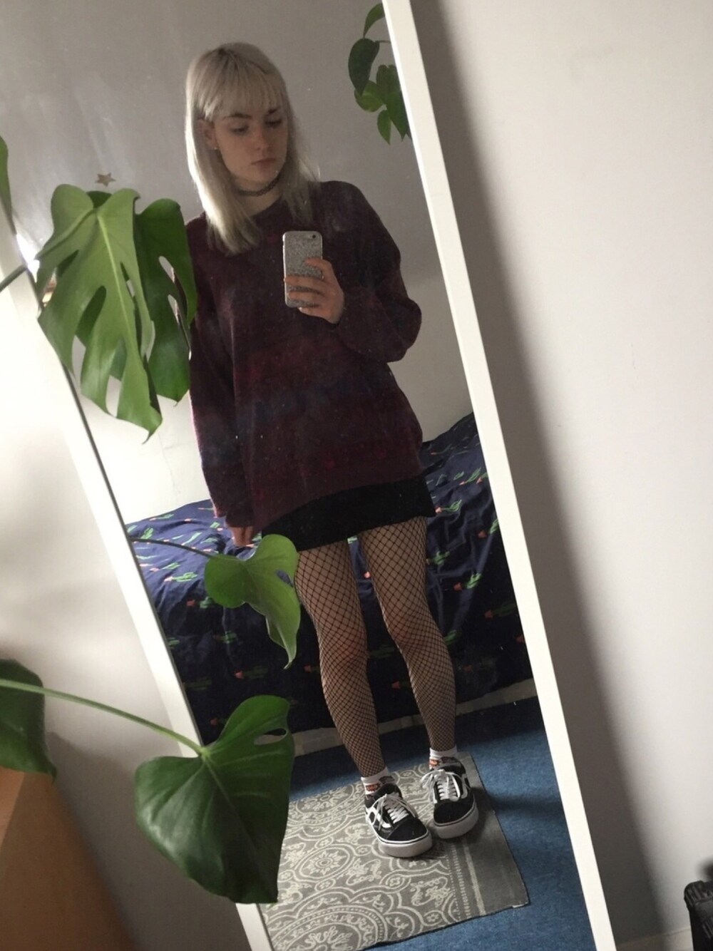 「VANS、grunge、網タイツ、古着コーデ、銀髪、イギリス」｜「no brandのアイテム（ニット/セーター、パープル系）」を使った、Amy (エイミー)さん（レディース・168cm）の春コーディネートの1枚目の写真