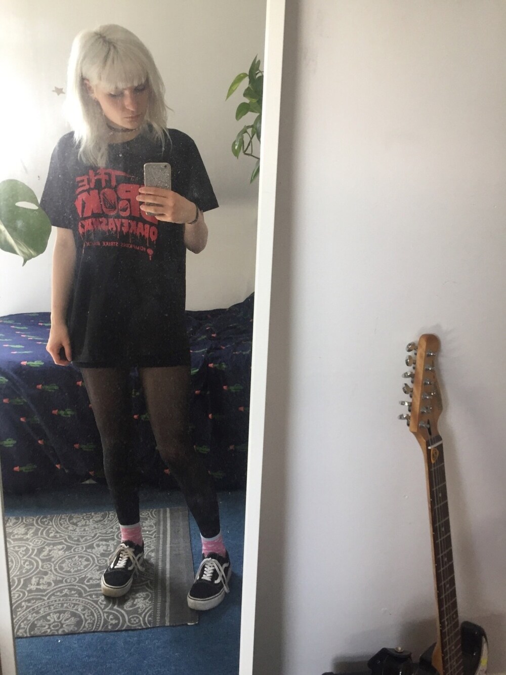 「バンドT、銀髪、silverhair、VANS、ロック、grunge」｜「きゃりーぱみゅぱみゅのアイテム（Tシャツ/カットソー、ブラック系）」を使った、Amy (エイミー)さん（レディース・168cm）の春コーディネートの1枚目の写真
