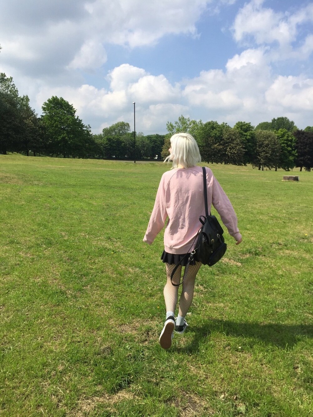 「夏コーデ、網タイツ、カジュアル、銀髪、VANS、grunge、American Apparel、ボブ、オーバーサイズ、イギリス」｜「WEGOのWEGO/ミニサッチェルリュック（バックパック/リュック、ブラック系）」を使った、Amy (エイミー)さん（レディース・168cm）の春コーディネートの1枚目の写真
