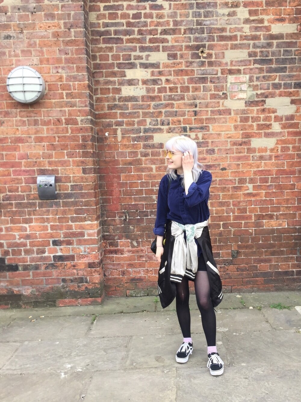 「夏コーデ、古着コーデ、スカジャン、銀髪、VANS、イギリス、summerstyle、silver hair、丸メガネ」｜「no brandのアイテム（シャツ/ブラウス、ブルー系）」を使った、Amy (エイミー)さん（レディース・168cm）の夏コーディネートの1枚目の写真