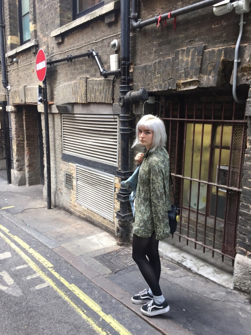 「古着コーデ、銀髪、イギリス、VINTAGE、VANS OLD SKOOL、VANS、古着、silver hair、British style、depop」｜「no brandのアイテム（シャツ/ブラウス、グリーン系）」を使った、Amy (エイミー)さん（レディース・168cm）の秋コーディネートの1枚目の写真