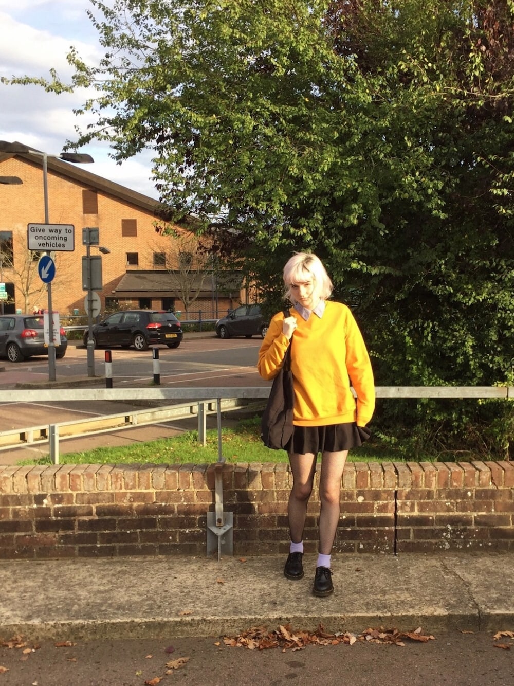 「秋冬、秋コーデ、マスタード色、ドクターマーチン、網タイツ、autumn、fishnets、Dr Martens、古着」｜「no brandのアイテム（シャツ/ブラウス、ブルー系）」を使った、Amy (エイミー)さん（レディース・168cm）の秋コーディネートの1枚目の写真