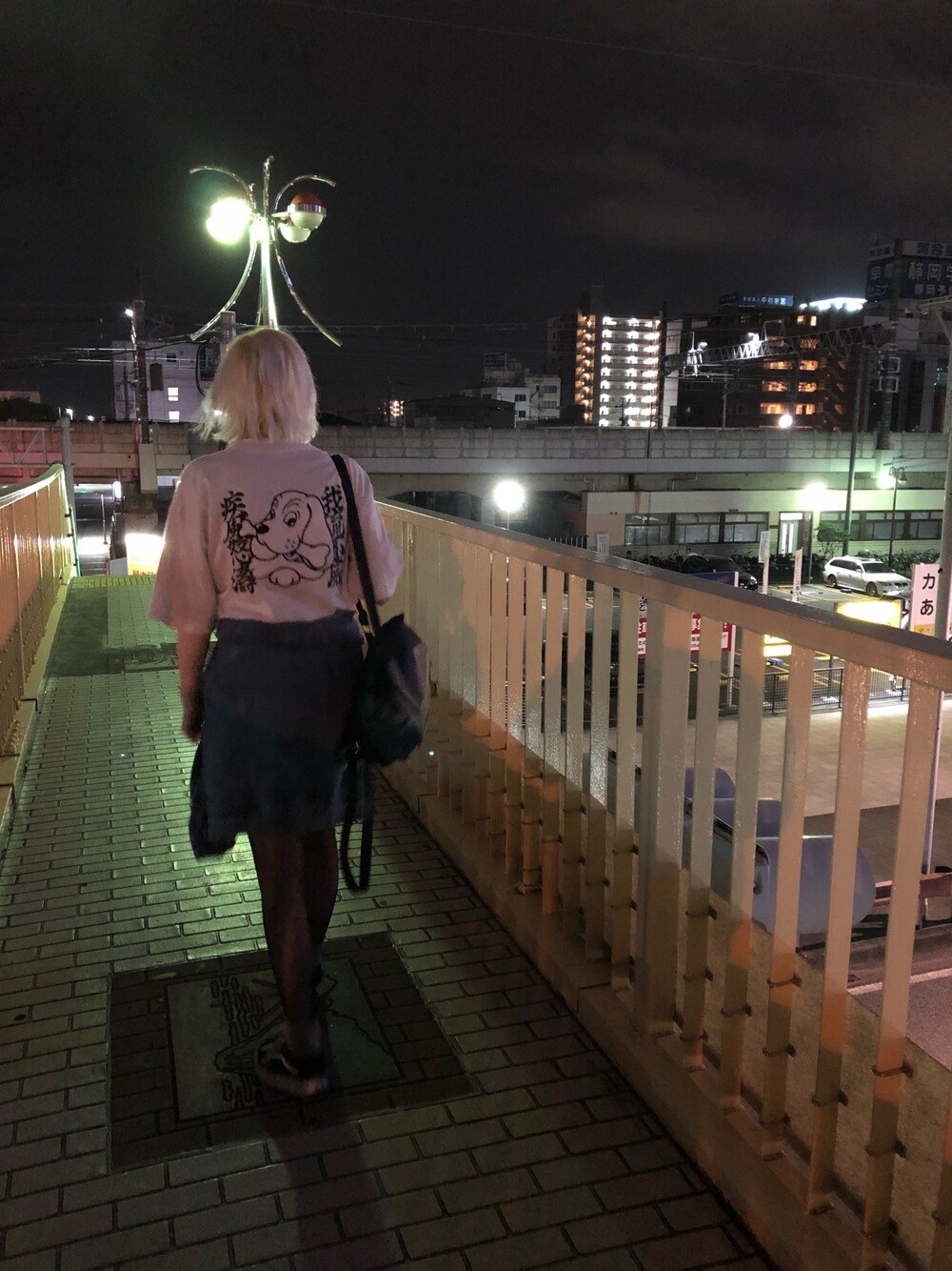 「夏、休日スタイル、ガルフィー、古着コーデ、VANS、銀髪、GALFY、WEGO」｜「GALFYの【GALFY/ガルフィー】クルーネック半袖YABAITシャツ（Tシャツ/カットソー、ホワイト系）」を使った、Amy (エイミー)さん（レディース・168cm）の夏コーディネートの1枚目の写真