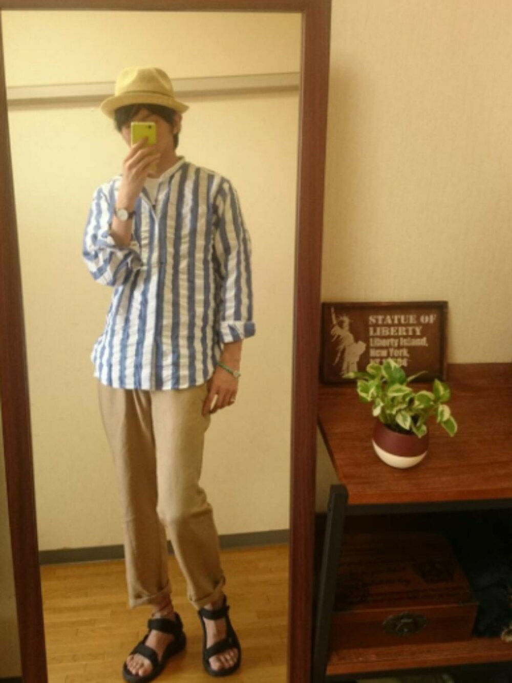 ホワイト系のシャツ/ブラウス、ベージュ系のその他パンツ、ブラック系のサンダルを着用したメンズの夏コーディネートの1枚目の写真