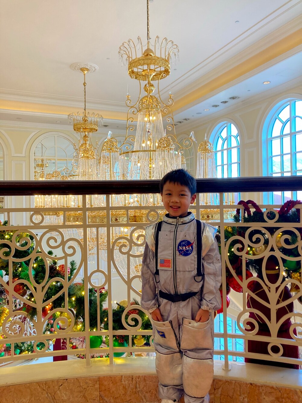 「hk Disney」｜「NASAのアイテム（スーツセット、シルバー系）」を使った、ivyj015さん（キッズ・110cm）の冬コーディネートの1枚目の写真