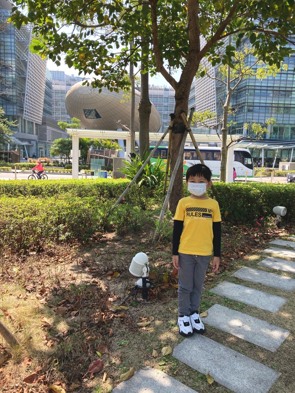 「hkboy」｜「H&Mのアイテム（Tシャツ/カットソー、イエロー系）」を使った、ivyj015さん（キッズ・120cm）の冬コーディネートの1枚目の写真