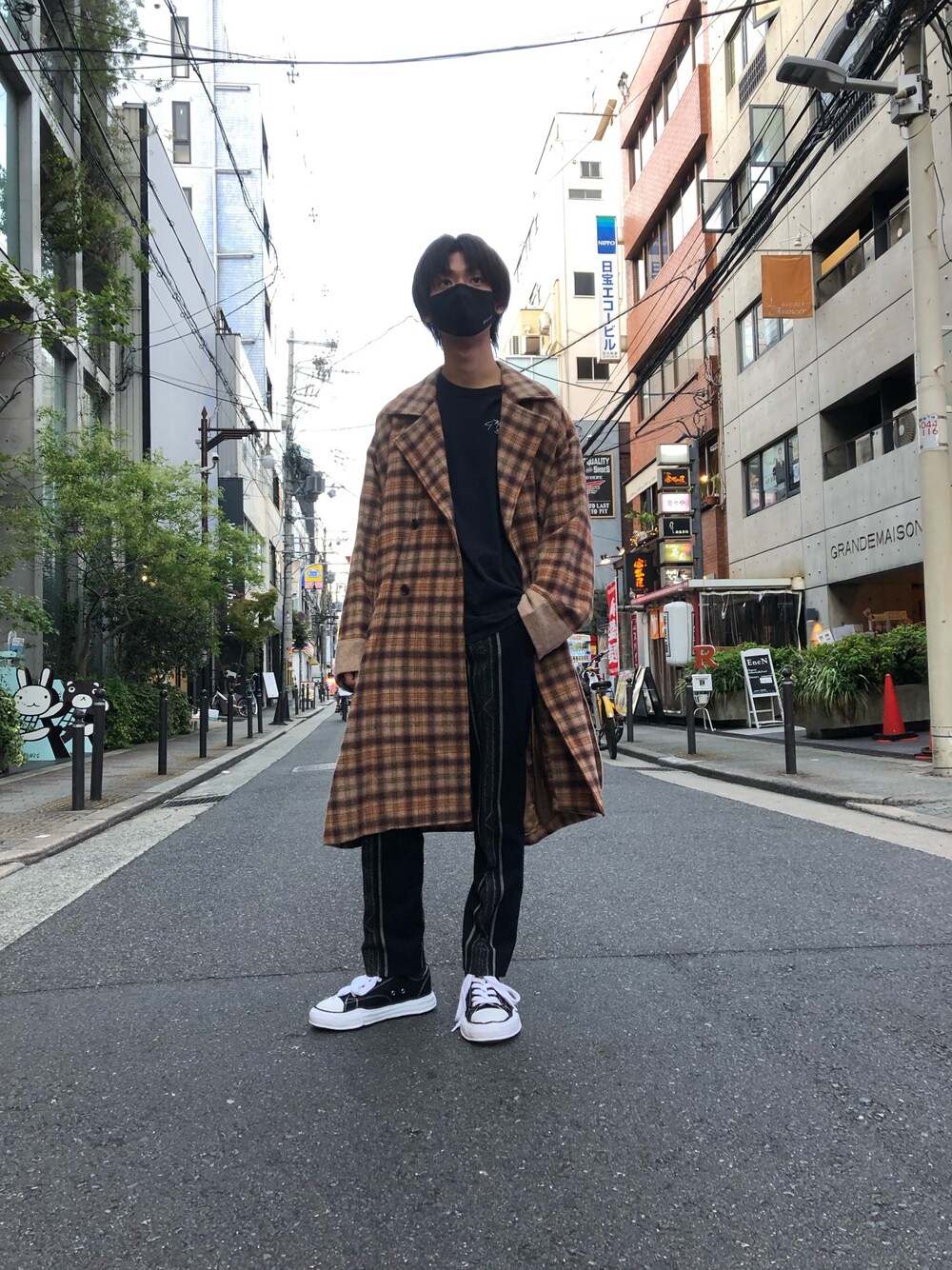 「royalflash梅田、秋コーデ、秋のマイ旬スタイル、シンプルコーデ、スニーカーコーデ、カジュアル、いいね、save、フォローお願いします🤑、休日スタイル、秋服準備はじめました、シンプルスタイル」｜「FACCIESのアイテム（トレンチコート、ベージュ系）」を使った、WayBeeee!!!さん（メンズ・173cm）の秋コーディネートの1枚目の写真