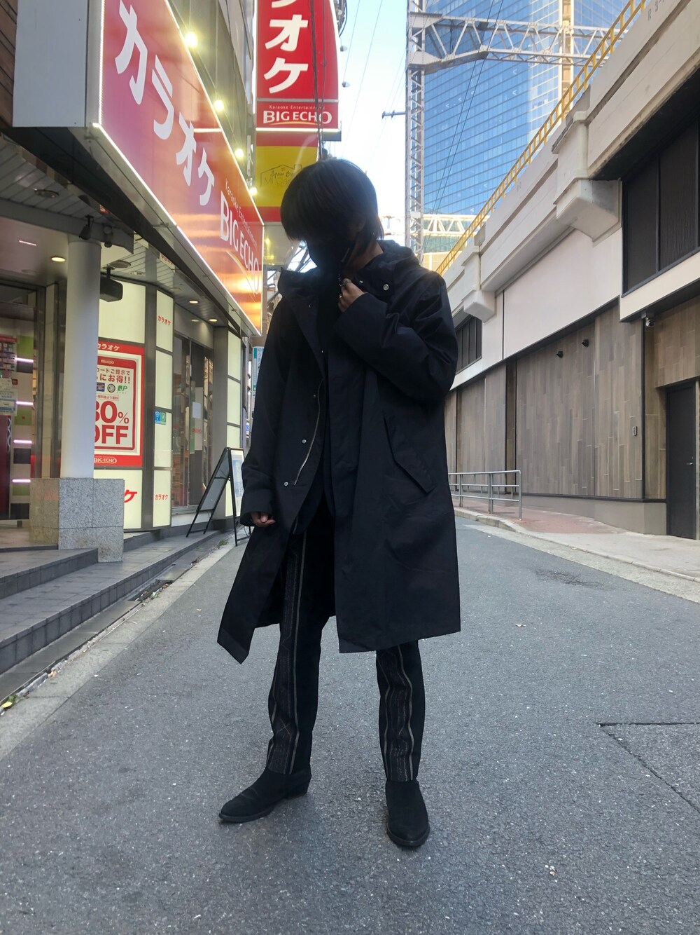 「royalflash梅田、ビッグシルエット、秋冬コーデ、休日スタイル、大人カジュアル、秋服、カジュアル、モノトーン、黒、コート」｜「guernikaのアイテム（ジャケット/アウター、ブラック系）」を使った、WayBeeee!!!さん（メンズ・173cm）の秋コーディネートの1枚目の写真