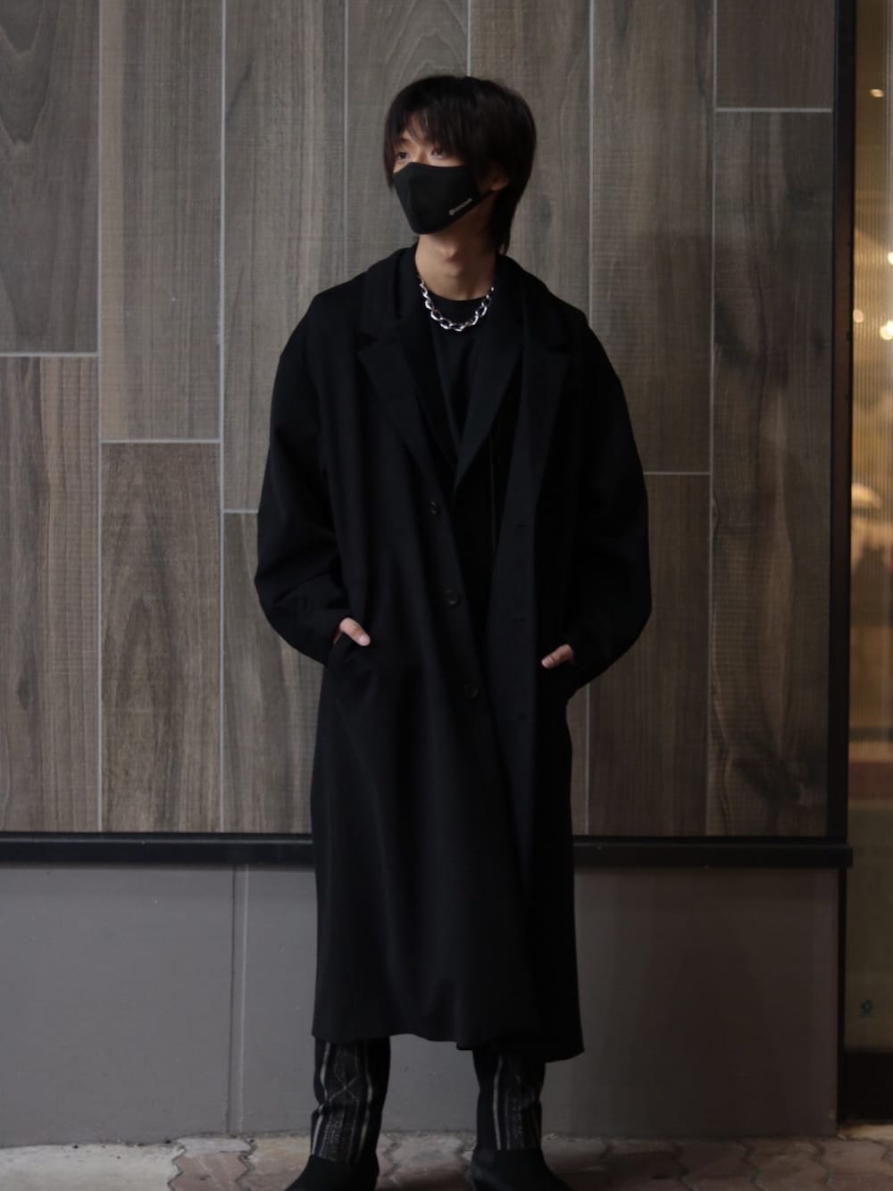 「royalflash梅田、秋冬コーデ、シンプル、秋コーデ、ハロウィン、今日のコーデ、お洒落さんとつながりたい、スニーカー、冬コーデ、スラックス」｜「C DIEMのアイテム（チェスターコート、ブラック系）」を使った、WayBeeee!!!さん（メンズ・173cm）の秋コーディネートの1枚目の写真