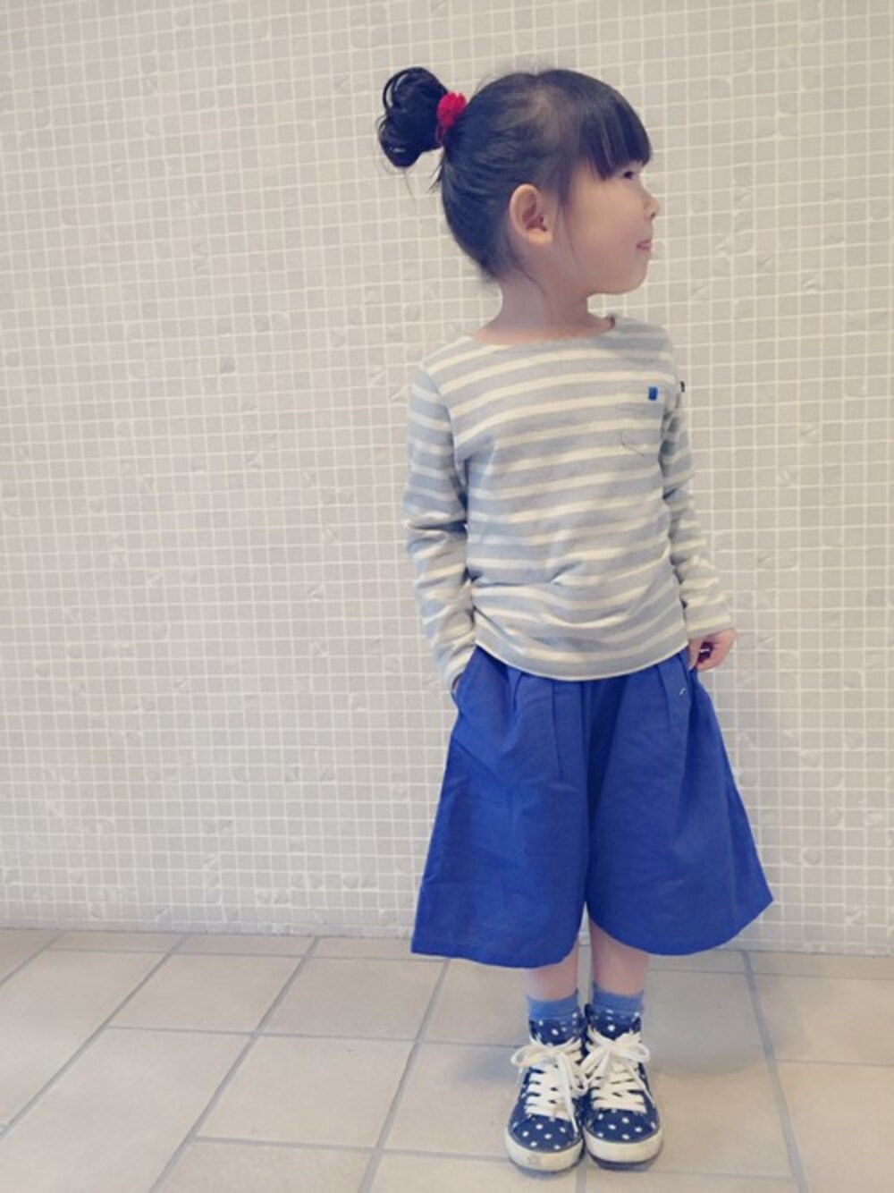 「スニーカー、ボーダー、シンプル、グレー、ボーダートップス、ガウチョパンツ、シンプルコーデ、女の子、オトナカジュアル」｜「フェリシモキッズの【限定】ほおずりしたくなるやわふわ天じくのボーダートップス＜メンズ＞（Tシャツ/カットソー、ホワイト系）」を使った、フェリシモキッズさん（キッズ・104cm）の冬コーディネートの1枚目の写真
