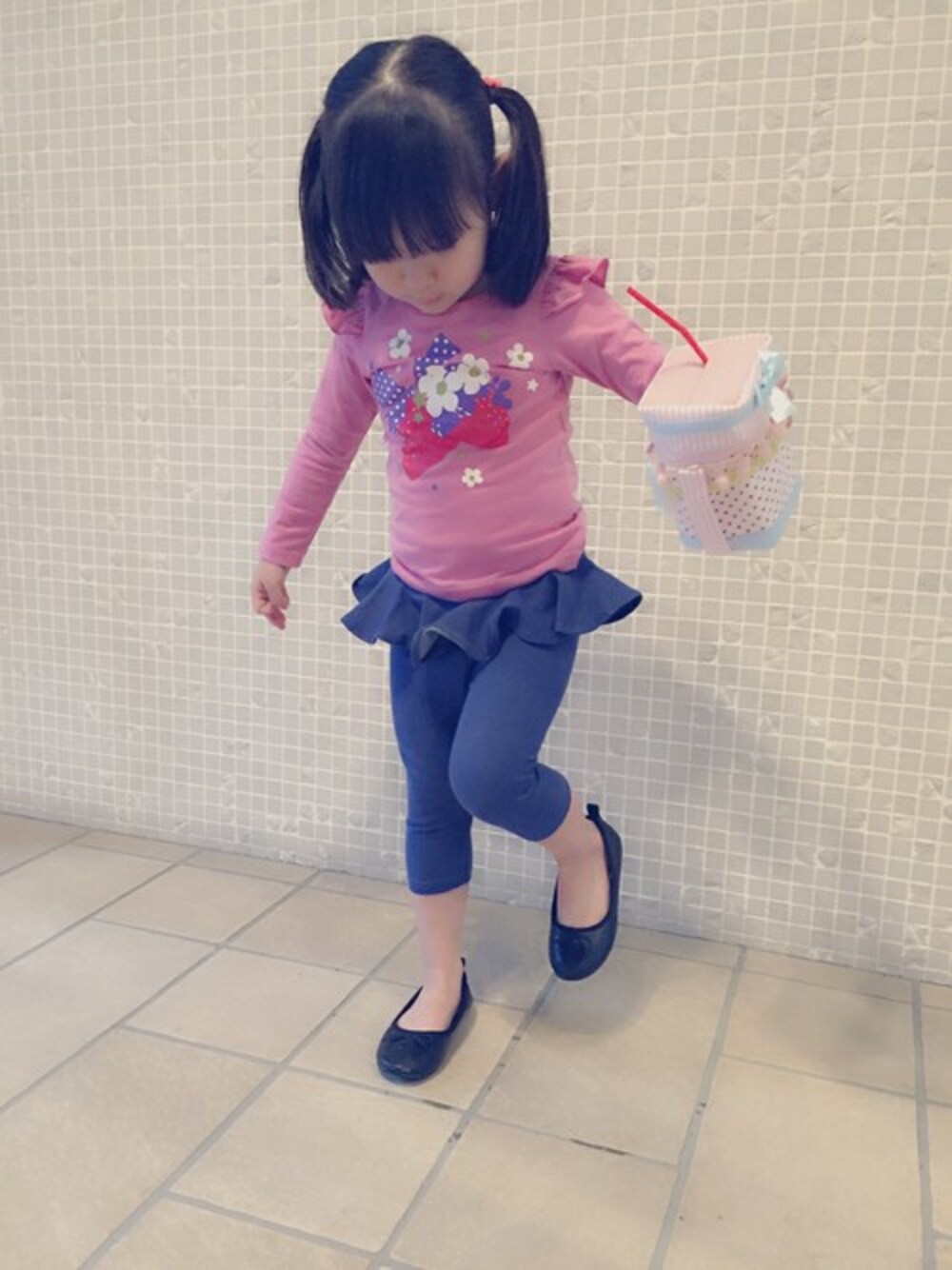 「デニム、カジュアル、ピンク、ガーリー、カジュアルコーデ、おんなのこ」｜「フェリシモキッズのピンクに夢中！毎日ピンク！　トキメキ　ピンクトップス　　（Tシャツ/カットソー、ピンク系）」を使った、フェリシモキッズさん（キッズ・105cm）の冬コーディネートの1枚目の写真