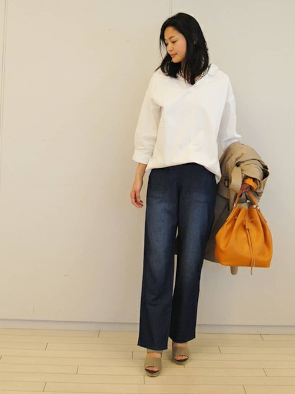 「デニム、カジュアル、シンプル、ワイドパンツ、デニムパンツ、サンダル、シンプルコーデ、春コーデ、白Tシャツ」｜「Live in comfortの【大人気シャツに新色登場！】リブ　イン　コンフォート　ゆるシルエットできゃしゃ見せ　フロントインしているみたいなこなれスキッパー風プルオーバーシャツ　　（シャツ/ブラウス、ホワイト系）」を使った、フェリシモキッズさん（レディース・165cm）の冬コーディネートの1枚目の写真