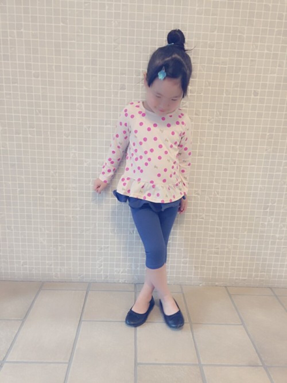 「デニム、ピンク、フリル、デニムパンツ、キッズコーデ、きれいめカジュアル、春コーデ、おんなのこ」｜「フェリシモキッズのピンクに夢中！毎日ピンク！　トキメキピンクトップス　　　（Tシャツ/カットソー、ピンク系）」を使った、フェリシモキッズさん（レディース・100cm）の春コーディネートの1枚目の写真