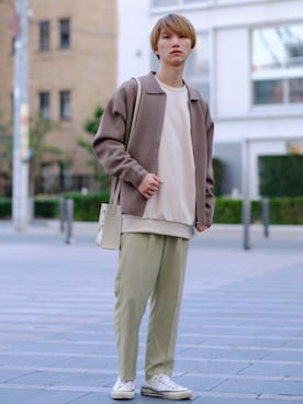「ホワイトスニーカー」｜「アイテム（スラックス）」を使った、いったさん（メンズ・170cm）の春コーディネート
