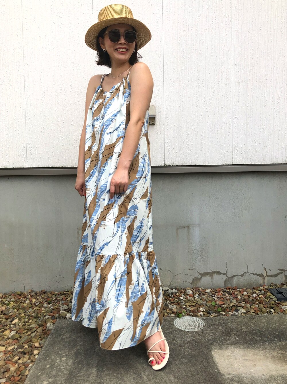 ホワイト系のワンピース/ドレスを着用したレディースの夏コーディネートの1枚目の写真