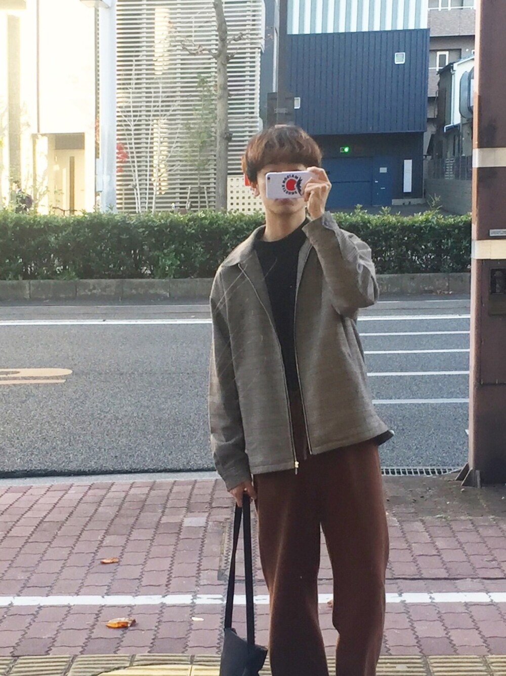 ブラウン系のその他パンツ、グレー系のブルゾン、ブラック系のニット/セーターを着用したメンズの冬コーディネートの1枚目の写真