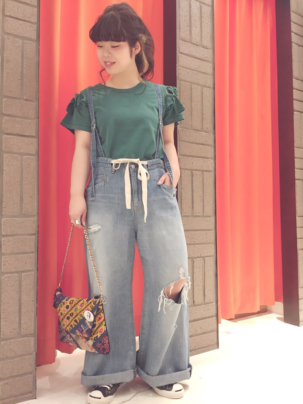 「カジュアル、シンプル、グリーン、クラッチバッグ、denim、Tシャツ、リボン、ワイドパンツ、ジャックパーセル、ゆるコーデ」｜「RNAのR3314 サスペンダーワイドデニム（デニムパンツ、ブルー系）」を使った、かわさん（レディース・151cm）の夏コーディネートの1枚目の写真