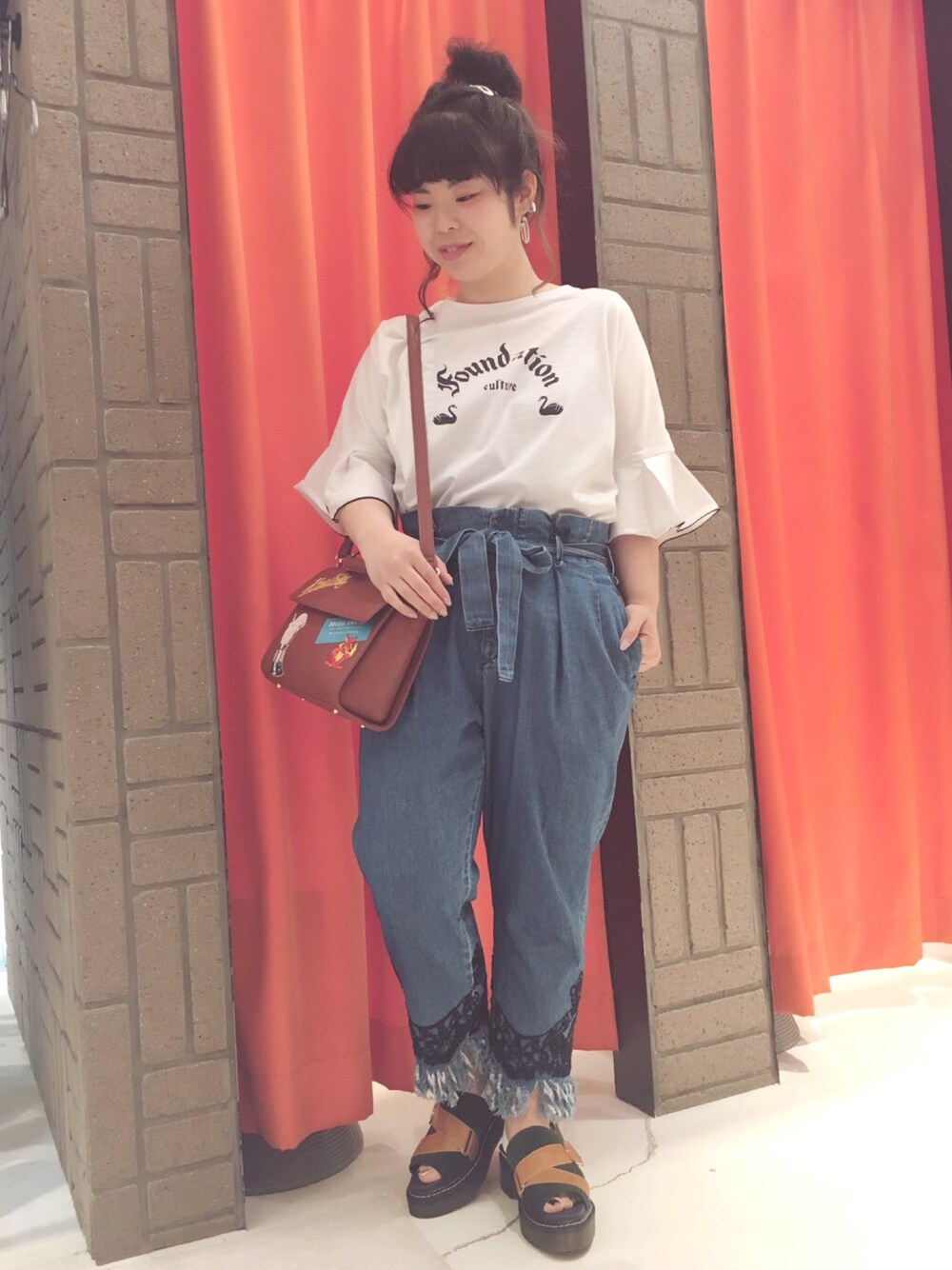 「ラフ、ホワイト、フレアスリーブ、大人ガーリー、きれいめカジュアル、denim、刺繍、サンダル、フリンジ」｜「RNAのM0690 スワンプリントフレアースリーブTEE（Tシャツ/カットソー、ホワイト系）」を使った、かわさん（レディース・151cm）の夏コーディネートの1枚目の写真