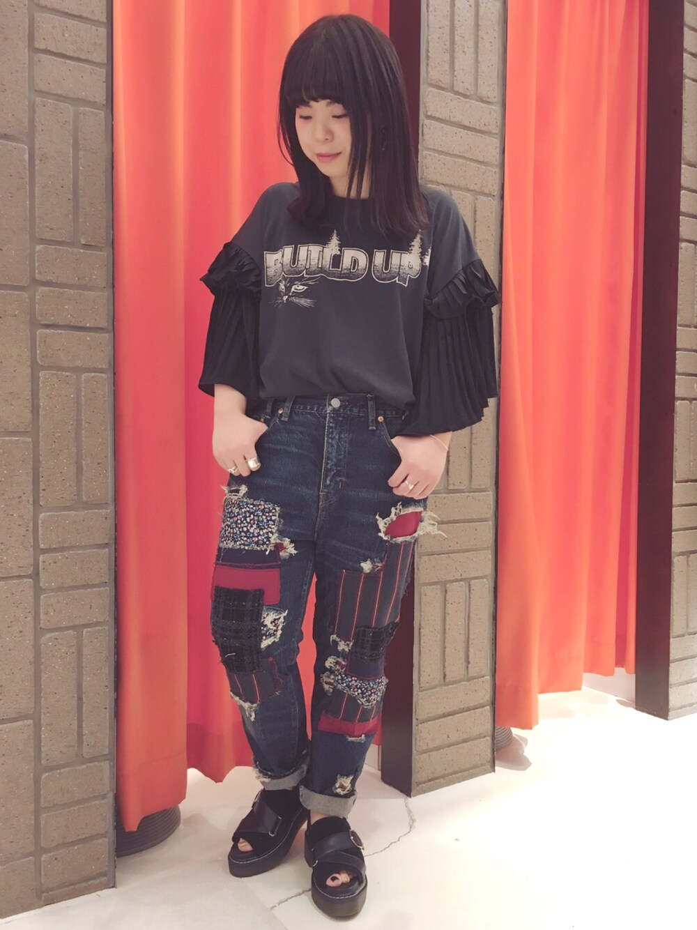 「カジュアルコーデ、秋コーデ、フレアスリーブ、ブラック、パッチワーク、柄パンツ、デニム、デニムパンツ、ドロップショルダー、サンダル」｜「RNAのM0754 ドロップショルダー プリーツスリーブTシャツ（Tシャツ/カットソー、ブラック系）」を使った、かわさん（レディース・151cm）の夏コーディネートの1枚目の写真