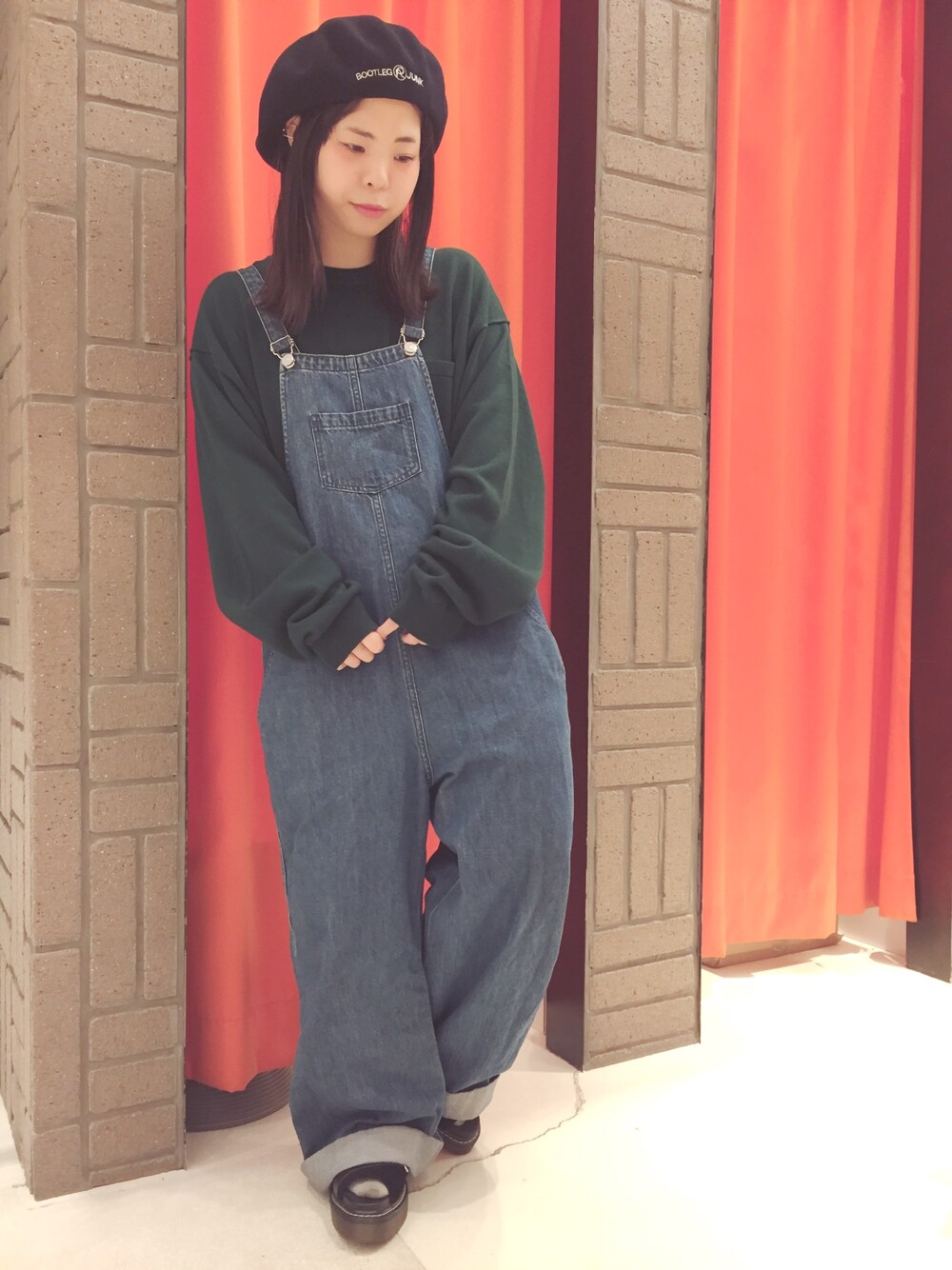 「シンプル、ラフ、秋色、fashion、秋のコーデ、オーバーオール、サンダル、ベレー帽、ビックシルエット、グリーン」｜「RNAのK2268 BIGポケニット（ニット/セーター、グリーン系）」を使った、かわさん（レディース・151cm）の夏コーディネートの1枚目の写真