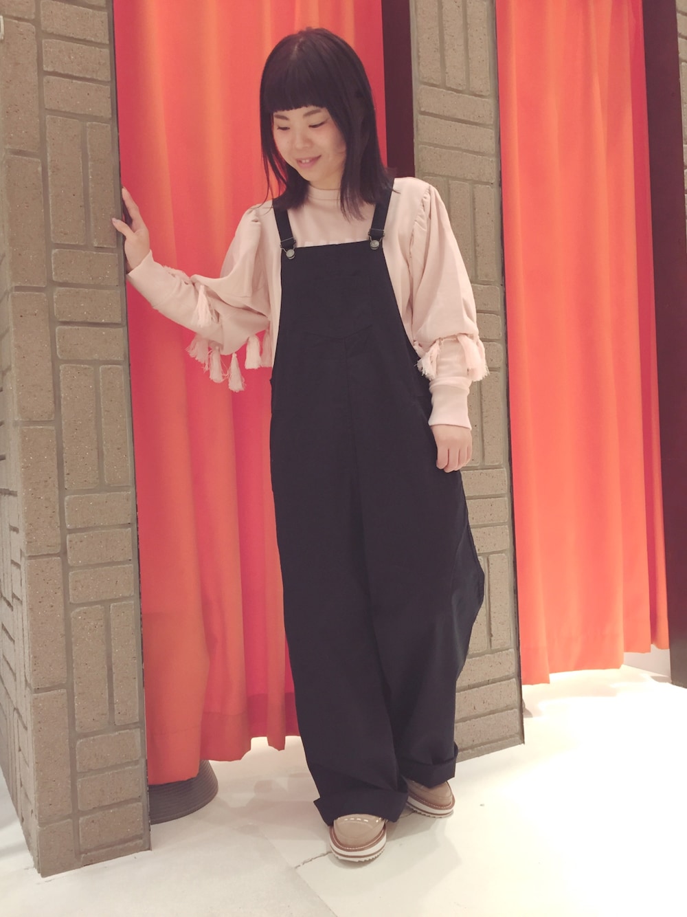 「カジュアル、秋コーデ、低身長、オーバーサイズ、スウェット、ピンク、黒、オーバーオール、ビッグシルエット、フリンジ」｜「RNAのM0795 タッセル付き パフトレーナー（スウェット、ピンク系）」を使った、かわさん（レディース・151cm）の秋コーディネートの1枚目の写真