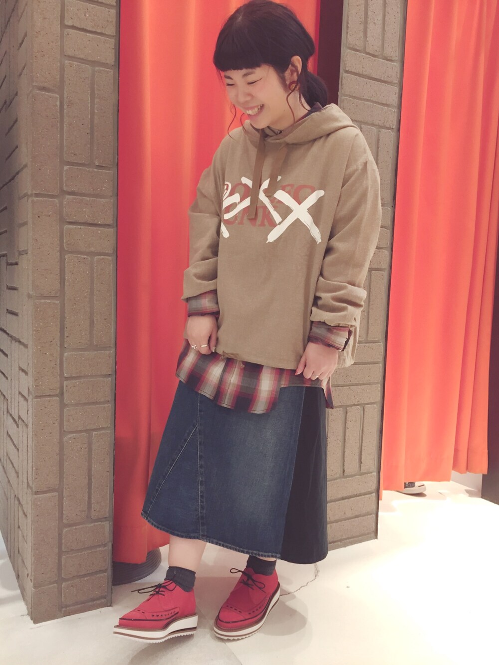 「カジュアルコーデ、スカート、秋服、秋色、チェックシャツ、パーカー、チェック、ベージュ、デニム、ラバーソール」｜「RNAのB2351 ペイントロゴ シャツパーカー（シャツ/ブラウス、ベージュ系）」を使った、かわさん（レディース・151cm）の秋コーディネートの1枚目の写真
