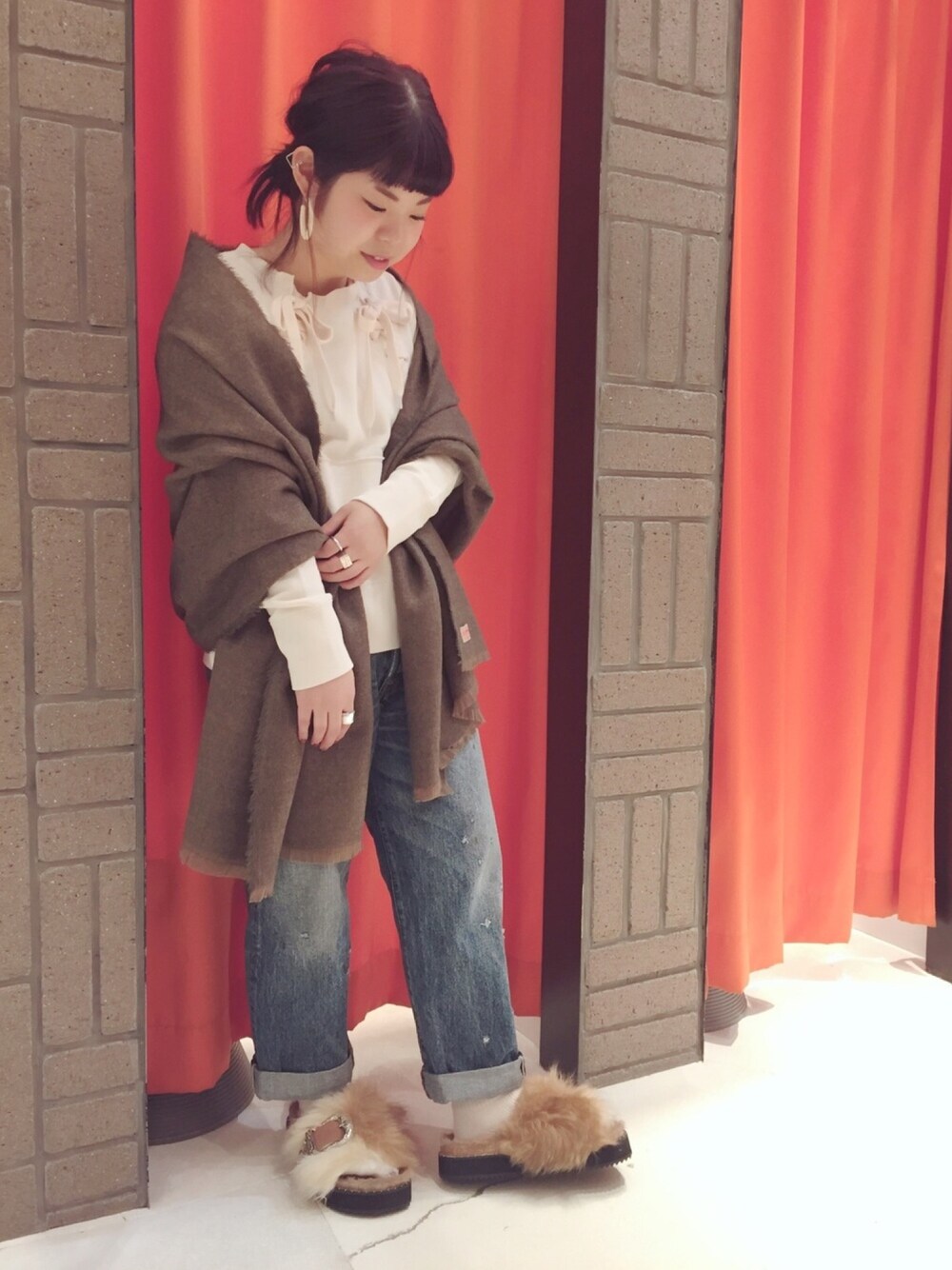 「休日スタイル、シンプル、秋服、カジュアル、デニムパンツ、デニム、ファー、冬、ダメージデニムパンツ、ストール」｜「RNAのM0803 シューレースアップトレーナー（スウェット、ホワイト系）」を使った、かわさん（レディース・151cm）の秋コーディネートの1枚目の写真
