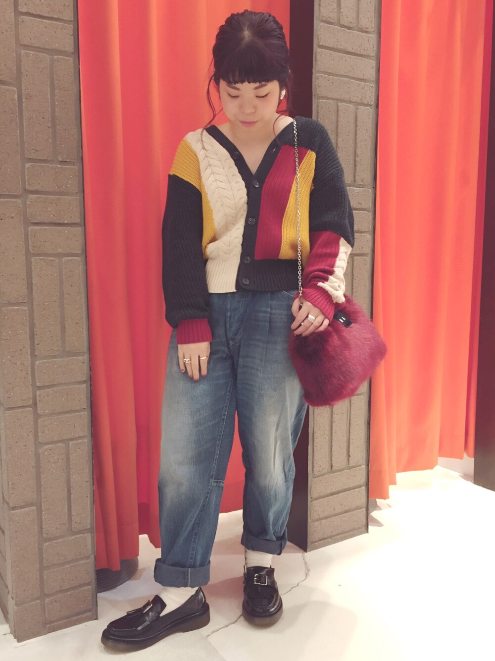 「秋服、カジュアル、デニムパンツ、デニム、カーディガン、ニット、ファー小物、レトロ、赤、ダメージデニムパンツ」｜「RNAのK2274 クレイジーパターンニットカーディガン（カーディガン/ボレロ、ブラック系）」を使った、かわさん（レディース・151cm）の秋コーディネートの1枚目の写真