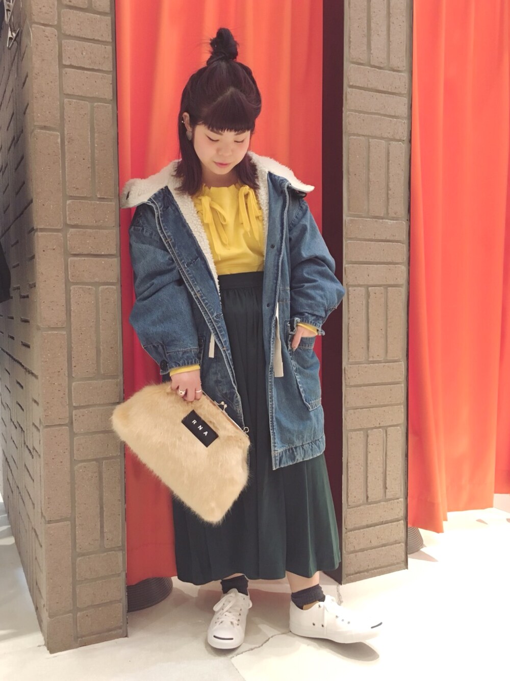 「カジュアル、コンバース、ファー小物、グリーン、秋冬、コート、デニム、ジャックパーセル、スウェット、スカート」｜「RNAのM0803 シューレースアップトレーナー（スウェット、イエロー系）」を使った、かわさん（レディース・151cm）の秋コーディネートの1枚目の写真