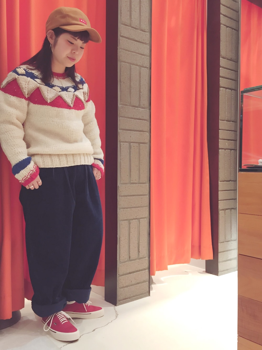 「冬、パンツスタイル、ニット、ワイドパンツ、スニーカー、セーター、コーディロイパンツ、ネイビー、レッド、ジェットキャップ」｜「RNAのE4490 RNAジェットCAP（キャップ、イエロー系）」を使った、かわさん（レディース・151cm）の冬コーディネートの1枚目の写真