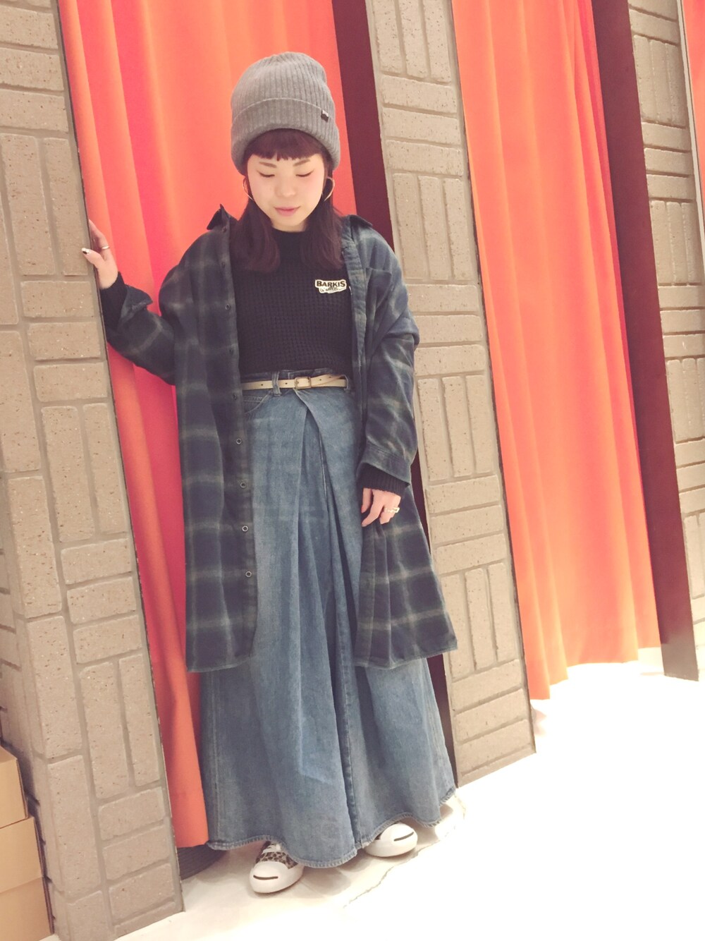 「冬、パンツスタイル、きれいめカジュアル、ootd、チェックワンピース、シャツワンピ、デニム、デニムスカート、デニムパンツ、ニット帽」｜「RNAのE4352 リブルーズビーニー（ニットキャップ/ビーニー、グレー系）」を使った、かわさん（レディース・151cm）の冬コーディネートの1枚目の写真
