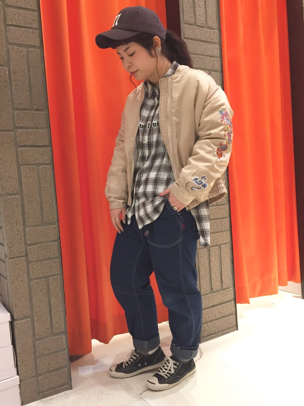 「カジュアルコーデ、ootd、ラフ、スニーカー、デニム、メンズライク、ラクチンコーデ、ブルゾン、ジャックパーセル、春コーデ」｜「RNAのE4497 USED LIKEイニシャルCAP（キャップ、パープル系）」を使った、かわさん（レディース・151cm）の冬コーディネートの1枚目の写真