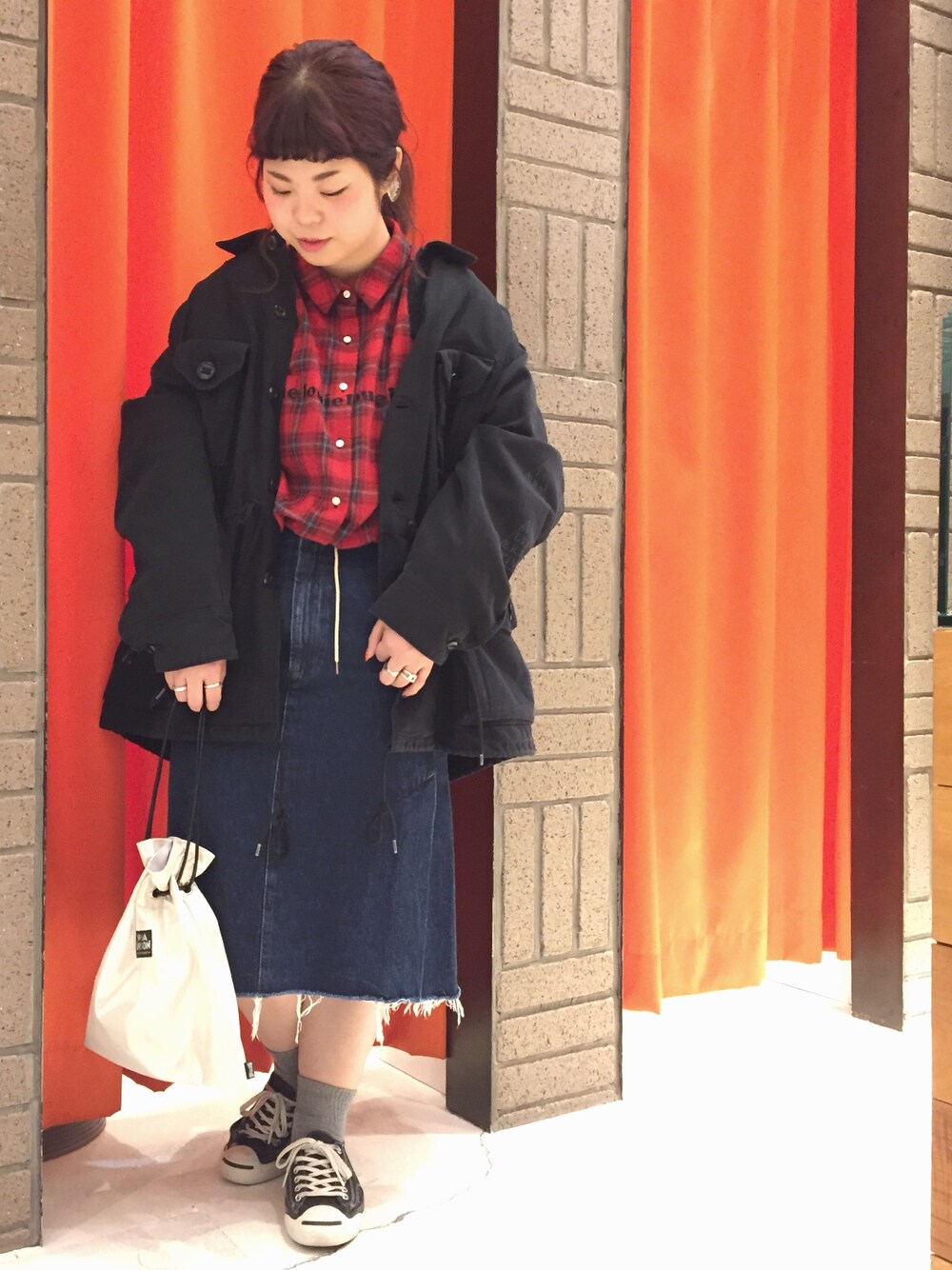 「カジュアルコーデ、ootd、黒、デニム、赤、春コーデ、ミリタリー、オーバーサイズ、スカート、巾着バッグ」｜「RNAのJ1836 ルーズミリタリージャケット（ミリタリージャケット、ブラック系）」を使った、かわさん（レディース・151cm）の冬コーディネートの1枚目の写真