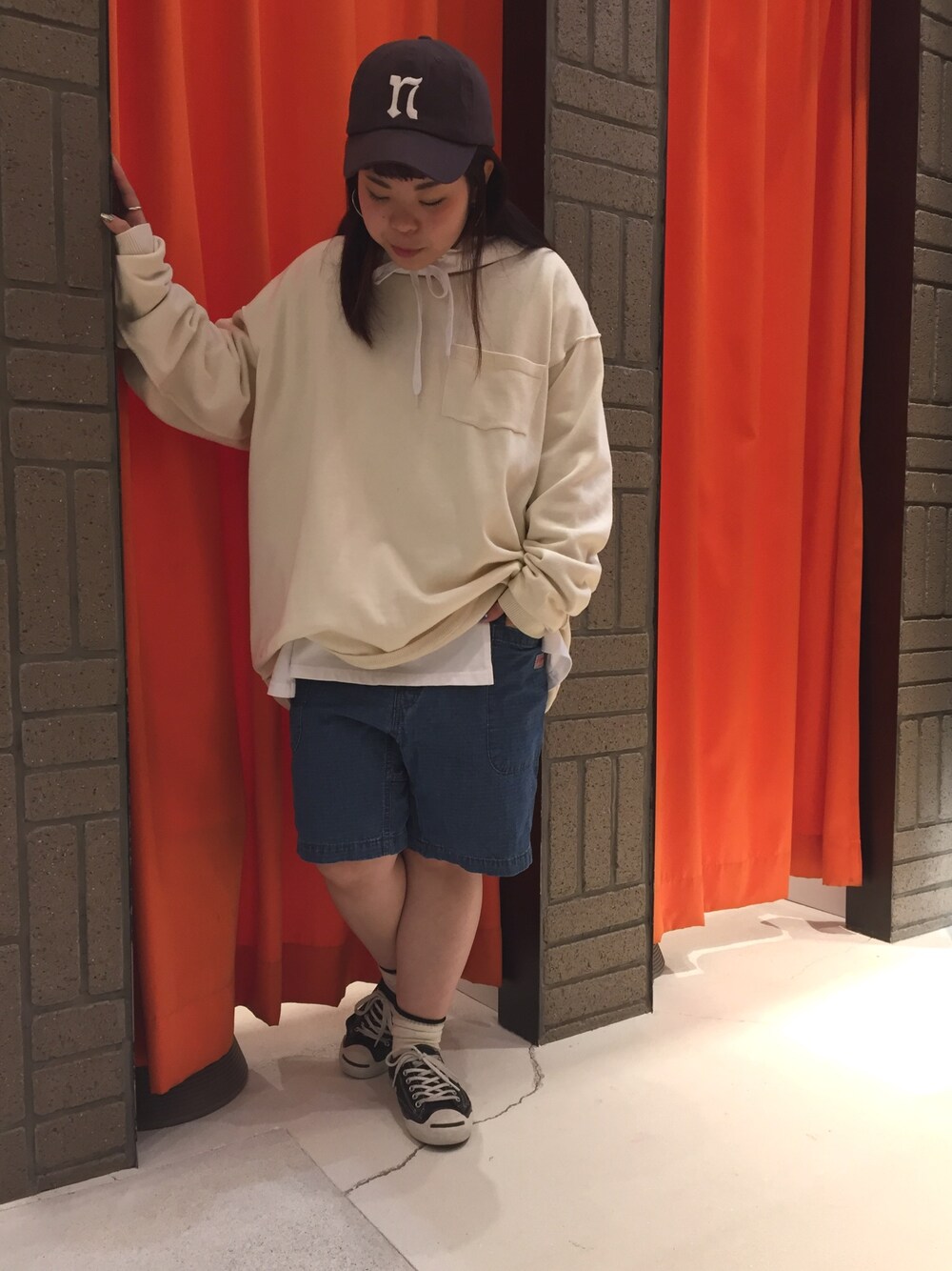 「カジュアル、ニット、低身長、ハーフパンツ、ストリート、パーカー、デニム、ゆるコーデ、春コーデ、春」｜「RNAのE4497 USED LIKEイニシャルCAP（キャップ、パープル系）」を使った、かわさん（レディース・151cm）の冬コーディネートの1枚目の写真