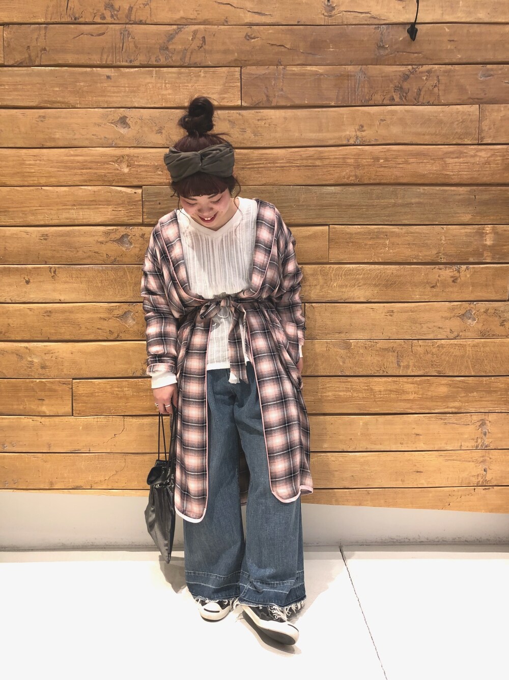 「カジュアルコーデ、パンツスタイル、お花見、ガーリー、ピンク、デニム、ワイドパンツ、ガウン、春コーデ、ジャックパーセル」｜「RNAのB2402 リブコンビスモックブラウス（シャツ/ブラウス、ホワイト系）」を使った、かわさん（レディース・151cm）の春コーディネートの1枚目の写真
