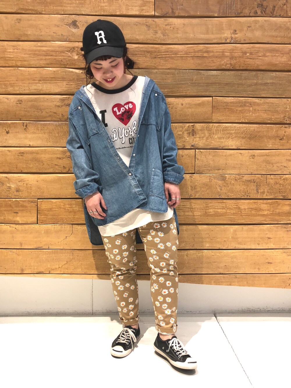 「デニム、コンバース、カジュアル、シャツスタイル、トラウザーパンツ、花柄、Tシャツ、レイヤードスタイル、ゆるコーデ、キャップ」｜「RNAのR3446 デイジー柄トラウザー（その他パンツ、ベージュ系）」を使った、かわさん（レディース・151cm）の春コーディネートの1枚目の写真