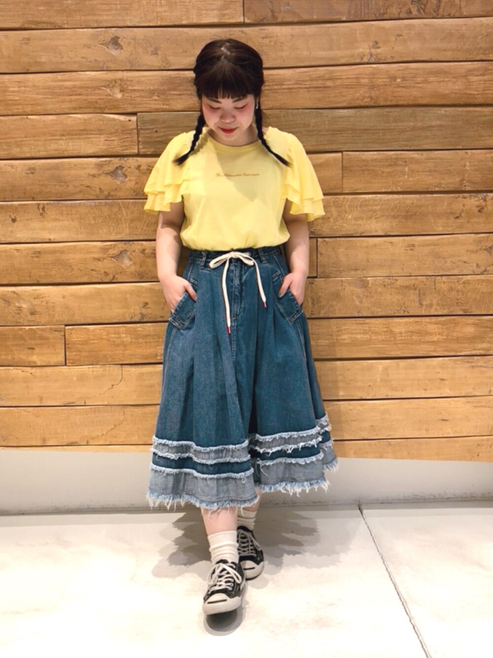 「カジュアル、ラフ、春色、ロゴT、デニムスカート、Tシャツ、夏コーデ、イエロー、フレアスカート、デニム」｜「RNAのM0888 デザインスリーブプルオーバー（Tシャツ/カットソー、イエロー系）」を使った、かわさん（レディース・151cm）の春コーディネートの1枚目の写真