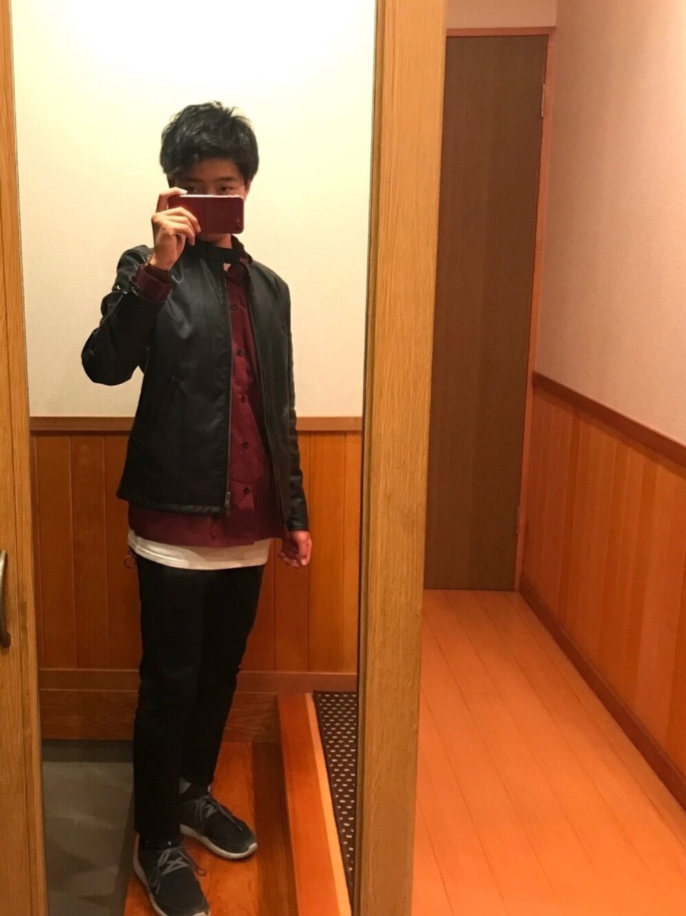 「おしゃれさんと繋がりたい、開襟シャツ、赤、ワインレッド、春コーデ、黒スキニー、WEGO、ライダース、Daniel Wellington」｜「UNIQLOのネオレザーシングルライダースジャケット（ブルゾン、ブラック系）」を使った、ゆーちんさん（メンズ・167cm）の春コーディネートの1枚目の写真