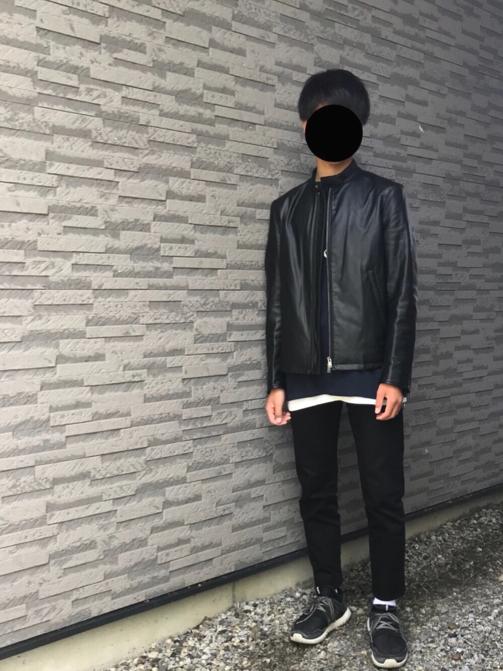 「春、シンプルコーデ、スキニー、レイヤードスタイル、プチプラ、UNIQLO、ネイビー、休日スタイル、おしゃれさんと繋がりたい、ライダース」｜「UNIQLOのネオレザーシングルライダースジャケット（ブルゾン、ブラック系）」を使った、ゆーちんさん（メンズ・167cm）の春コーディネートの1枚目の写真