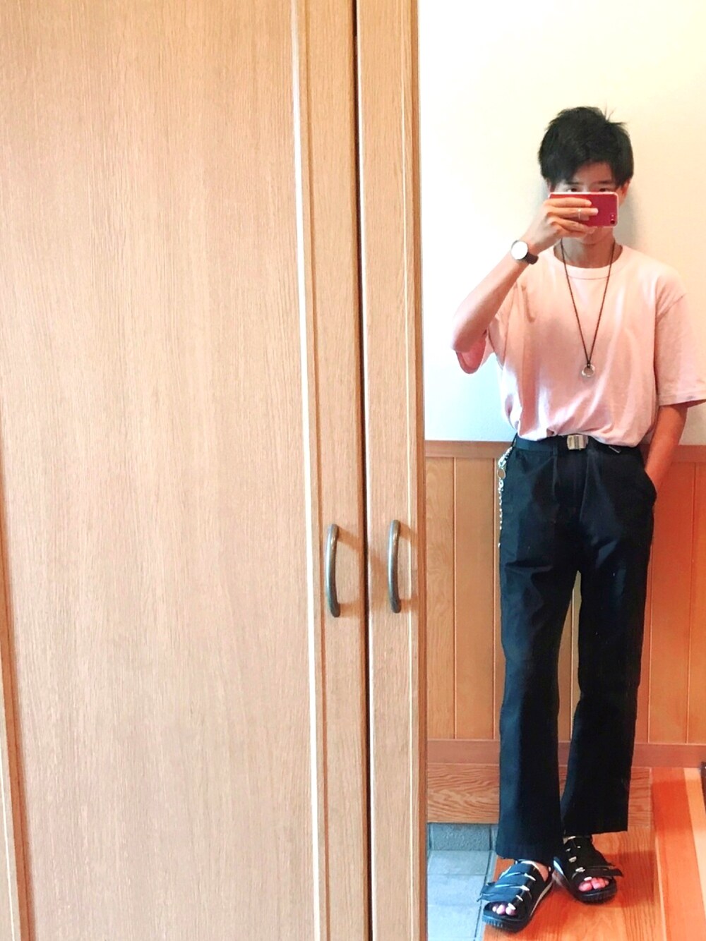 「夏、タックイン、ピンク、UNIQLO、ビックシルエット、ワイドパンツ、プチプラ、サンダル、ウォレットチェーン、Daniel Wellington」｜「WEGOのWEGO/レザーロングリングネックレス（ネックレス、シルバー系）」を使った、ゆーちんさん（メンズ・167cm）の夏コーディネートの1枚目の写真