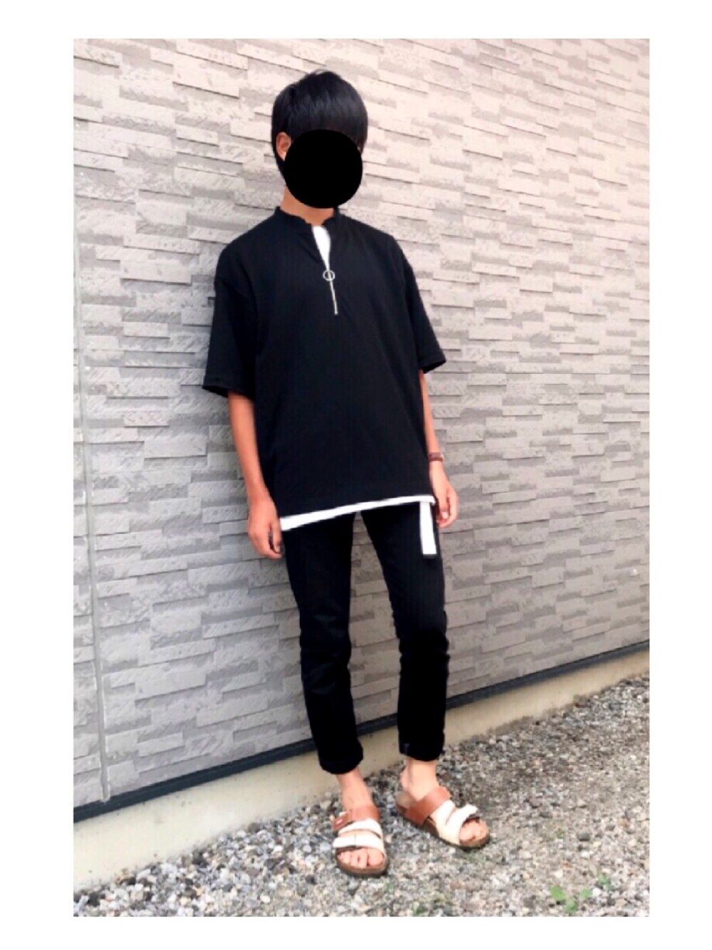 「秋のコーデ、黒コーデ、リング、ハーフジップ、プチプラ、モノトーン、サンダル、Daniel Wellington、白Tシャツ、黒」｜「RAGEBLUEのハーフZIPスタンドTシャツ/803719（Tシャツ/カットソー、ブラック系）」を使った、ゆーちんさん（メンズ・167cm）の夏コーディネートの1枚目の写真
