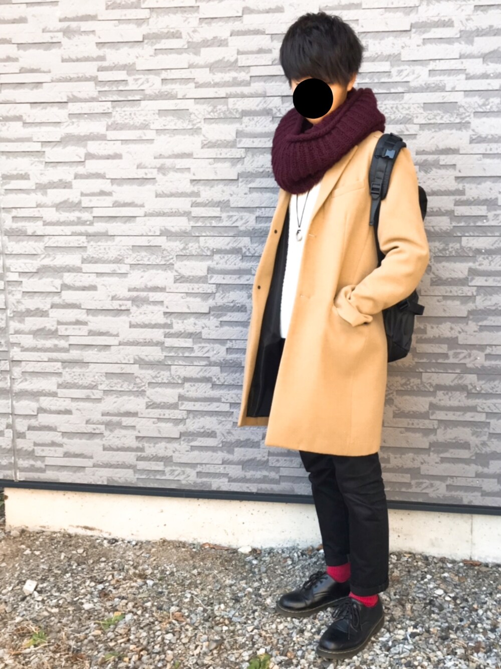 「秋冬コーデ、チェスターコート、キャメル、ベージュ、スヌード、プチプラ、革靴、キレイめ、赤、ニット」｜「WEGOのWEGO/プレーンスヌード（ストール/ショール、レッド系）」を使った、ゆーちんさん（メンズ・168cm）の秋コーディネートの1枚目の写真
