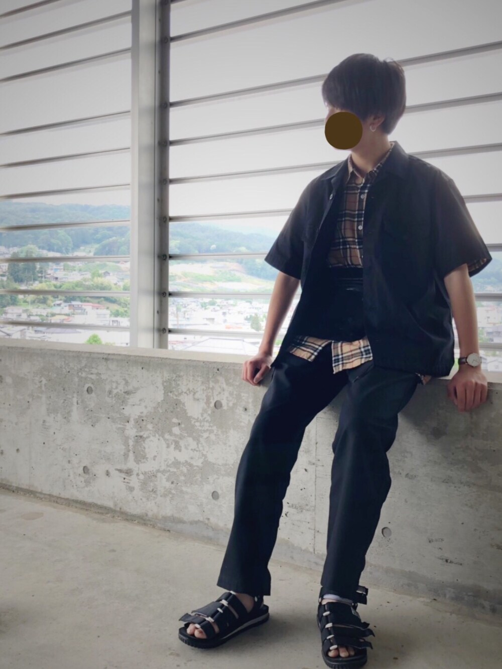 「夏コーデ、GU、プチプラ、韓国ファッション、チェックシャツ、ベージュ、ワイドパンツ、サコッシュ、サンダル、ビッグシルエット」｜「GUのアイテム（トップス、ブラック系）」を使った、ゆーちんさん（メンズ・169cm）の夏コーディネートの1枚目の写真