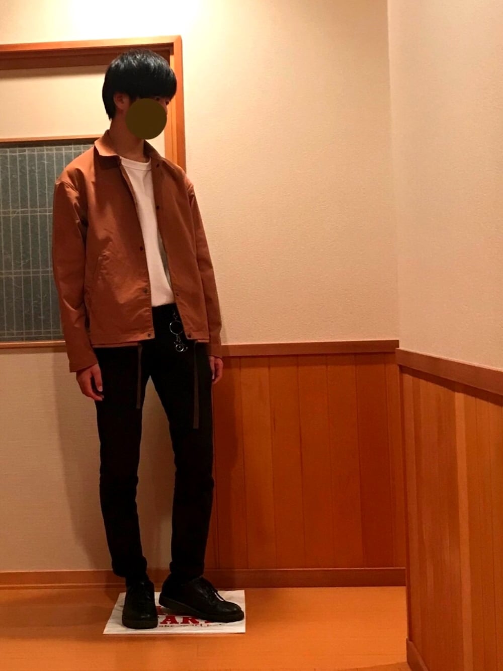 「LIDnM、コーチジャケット、秋のコーデ、タックイン、ベージュ、プチプラ、きれいめカジュアル、革靴、Daniel Wellington、スキニー」｜「AAA+のオリジナルクリアソールが履きやすさ、歩きやすさを実現！！様々なスタイルに合わせやすいオーセンティックな3ホールシューズ！！/2357（ドレスシューズ、ブラック系）」を使った、ゆーちんさん（メンズ・170cm）の秋コーディネートの1枚目の写真