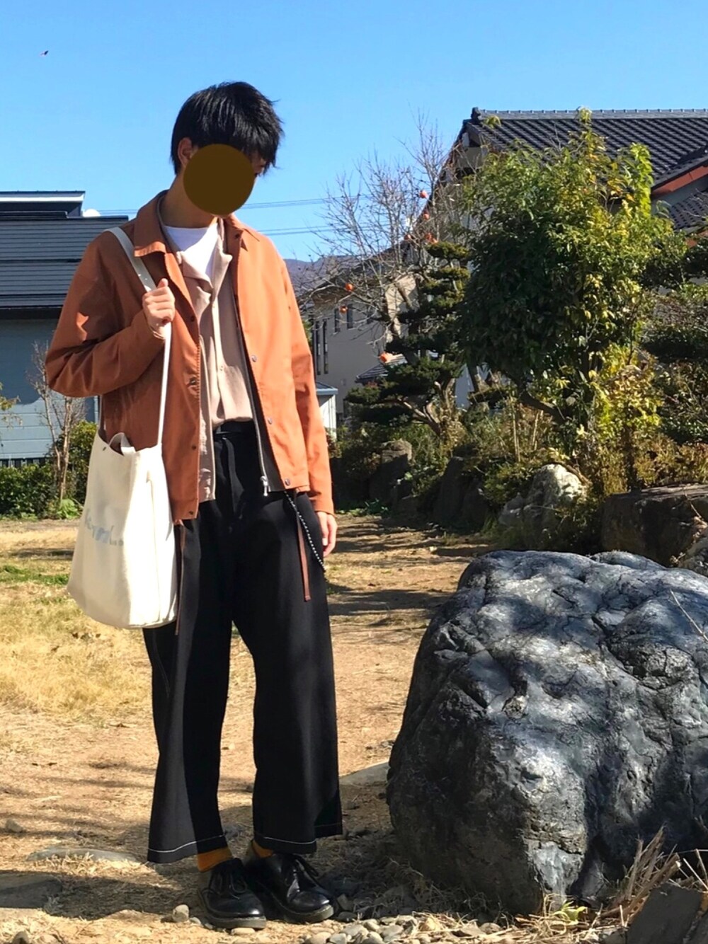 「秋コーデ、秋冬コーデ、コーチジャケット、LIDnM、kutir、ブラウン、ベージュ、フィッシングベスト、プチプラ、カジュアルコーデ」｜「niko and...のニコロゴトート2WAYバッグ【niko and...】（トートバッグ、ホワイト系）」を使った、ゆーちんさん（メンズ・170cm）の秋コーディネートの1枚目の写真