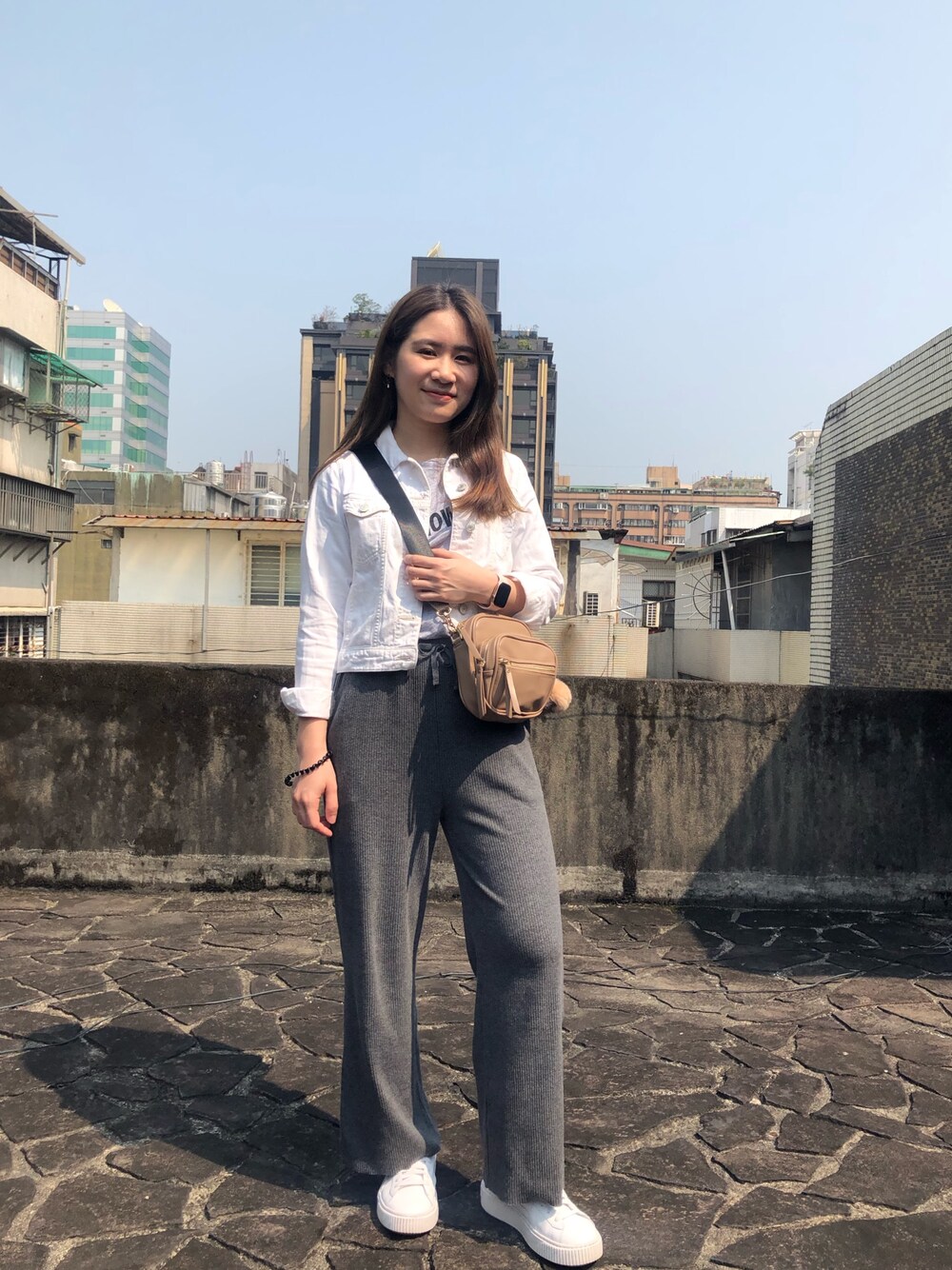 「gray」｜「NETのアイテム（その他パンツ、グレー系）」を使った、Peggieさん（レディース・160cm）の春コーディネートの1枚目の写真