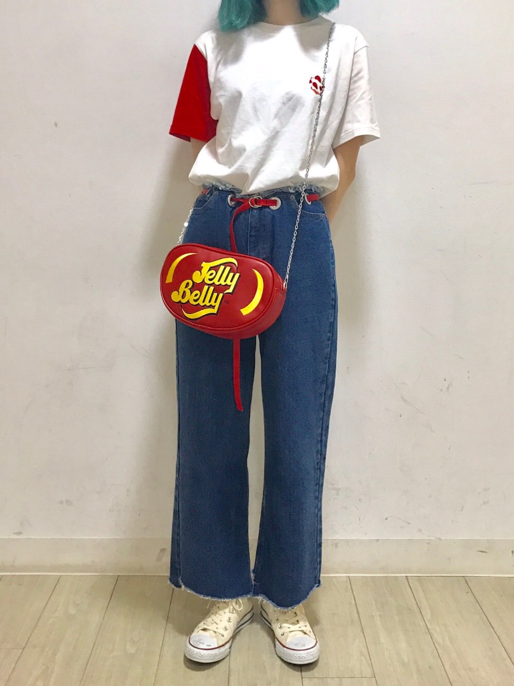 レッド系のTシャツ/カットソー、ブルー系のデニムパンツ、レッド系のショルダーバッグを着用したメンズの夏コーディネートの1枚目の写真