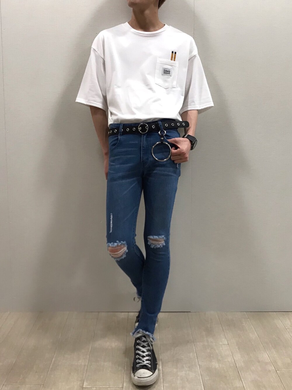 ホワイト系のTシャツ/カットソー、ブルー系のデニムパンツ、ブラック系のベルトを着用したメンズの夏コーディネートの1枚目の写真