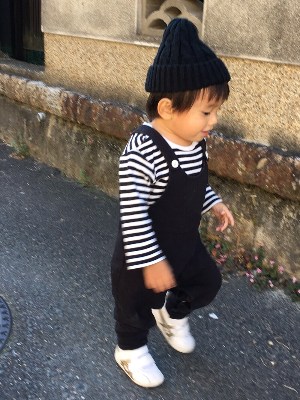 「スニーカー、キッズファッション、おとこのこ、ユニクロ、一歳、1歳」｜「BRANSHESのシンプルニットワッチ（ニットキャップ/ビーニー、ブラック系）」を使った、sakuさん（キッズ・80cm）の秋コーディネートの1枚目の写真